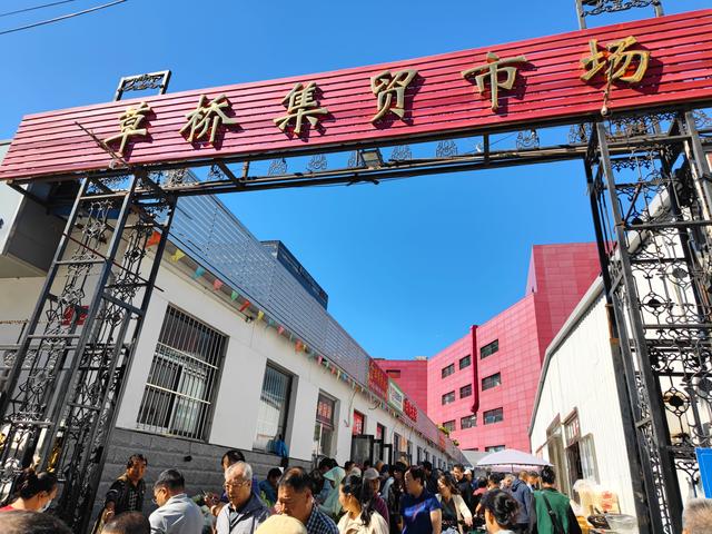 北京三环边热闹早市，分为室内和室外两部分，每天人潮涌动