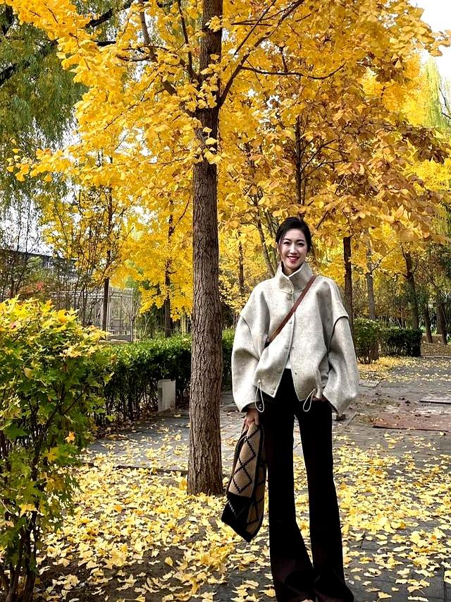 “浅燕麦立领外套+深棕阔腿裤”，秋日这样搭，温柔又显贵~