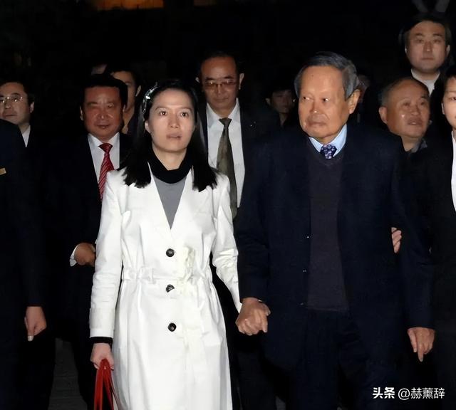 已证实杨振宁长子去世，看49岁翁帆现在做的事 才知道我们误会她了