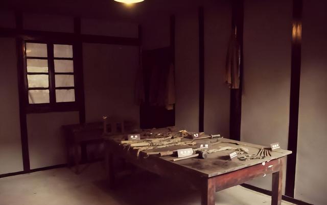 1946年，地下党开会时突然听到小贩大喊卖糖，会议负责人：快撤退