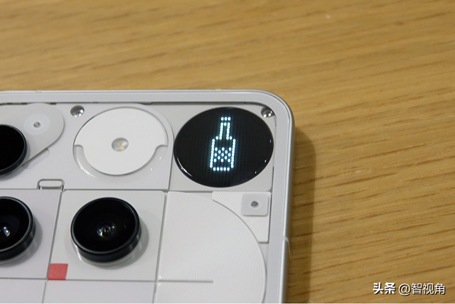 Nothing旗舰手机“Phone(3)”放弃发光背面，采用新“Glyph矩阵”