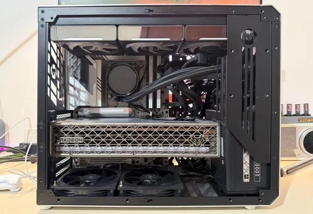实用小机箱，便携还能装！机械大师C34Pro+Z890吹雪+9070XT装机