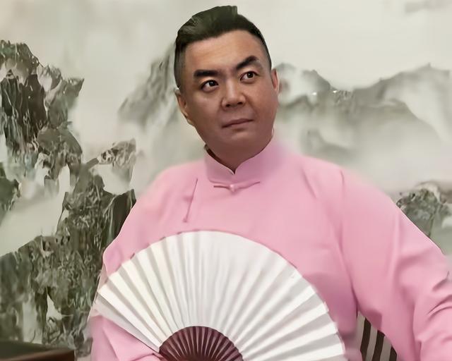 有些让人捉摸不透，让嫂不是张伯鑫爱人，一个卖票的至于这样吗？