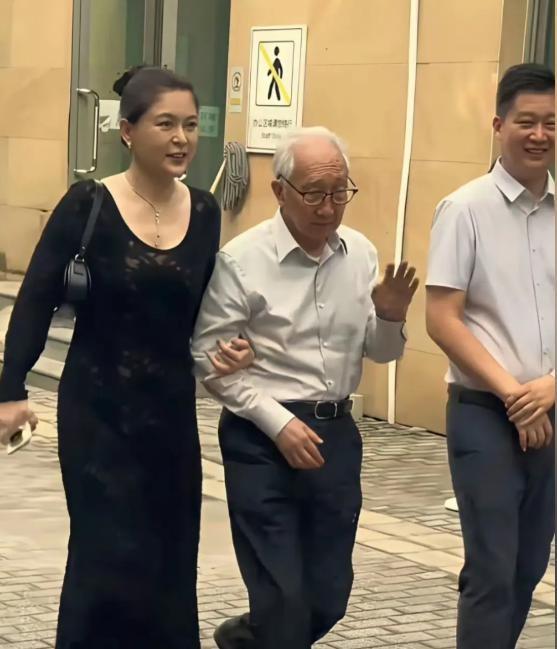 知名演员嫁大44岁老艺术家，现丈夫91岁垂垂老矣，她47岁貌美如花