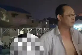 男子袒胸露乳亲小女孩图片