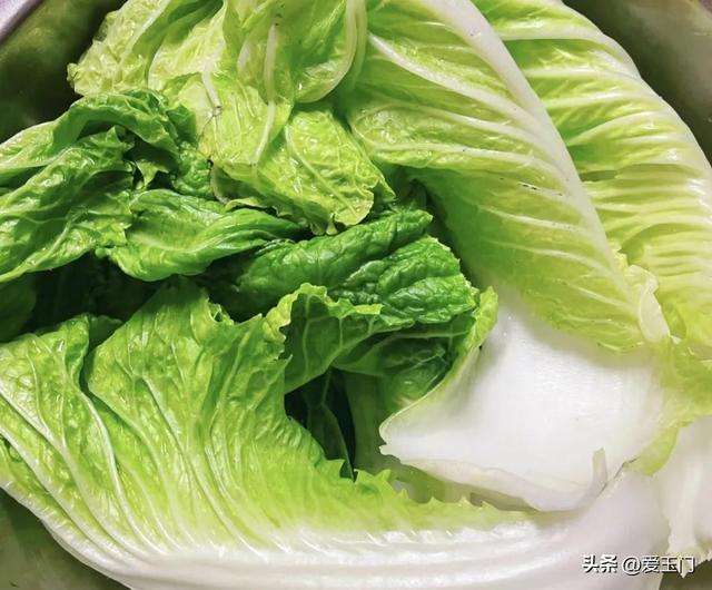 喷洒过甲醛的白菜，多数有3个特点	，提醒家人：别买错！