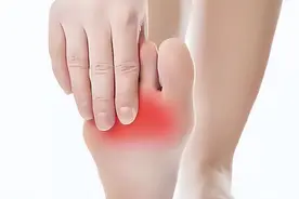 脚底板爱生茧子、走路疼痛咋回事？或是这些部位出了问题，别大意图片