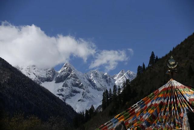 达古冰川 “不止 4860 米” 的深度浪漫，藏着信仰与烟火气