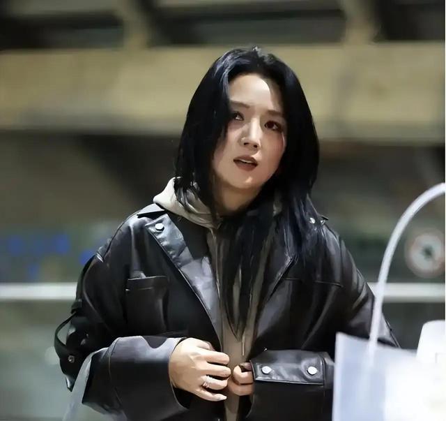 39岁何洁不忍直视，腋下勒出副乳肚子三层肉，要养4个娃操劳疲惫