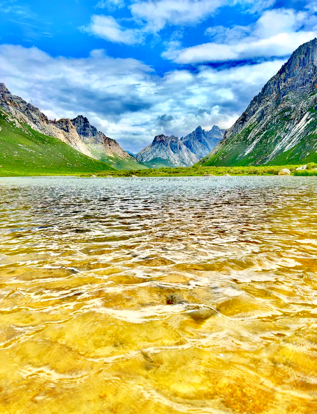 昌都•洛隆，圣湖众多景色很美，有一种神秘的感觉