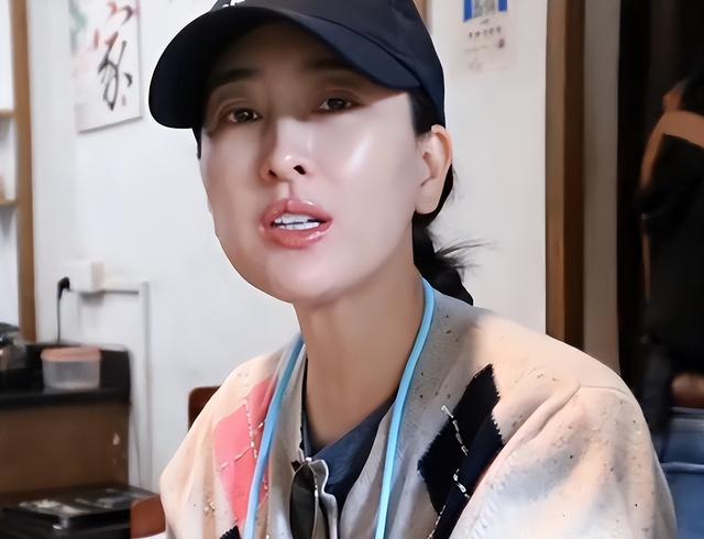 和孔令辉分手12年，被黑人驼肩上的马苏，如今的下场怪不了别人