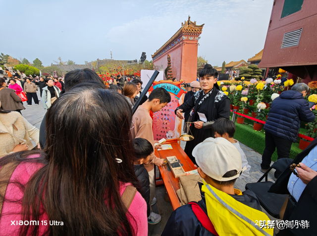 15分钟617人登顶龙亭大殿，传统观光景区迈向沉浸夜游的关键一步
