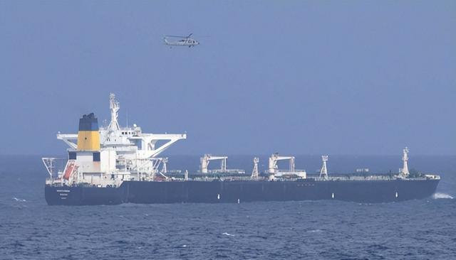 沉寂24小时后	，特朗普乖乖放人了，中国军舰出动，传递了哪些信号