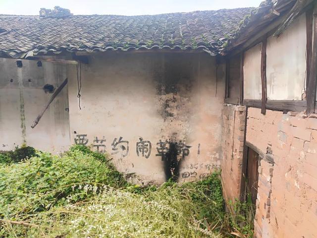 重庆江津山中发现一座荒废寺庙，无人看守，破败不堪