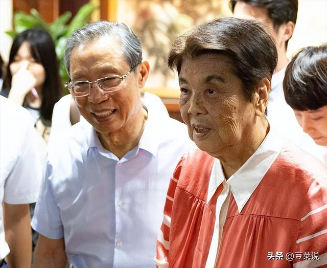 钟南山做梦没想到，自己89岁高龄的妻子，如今再次为他“争光”