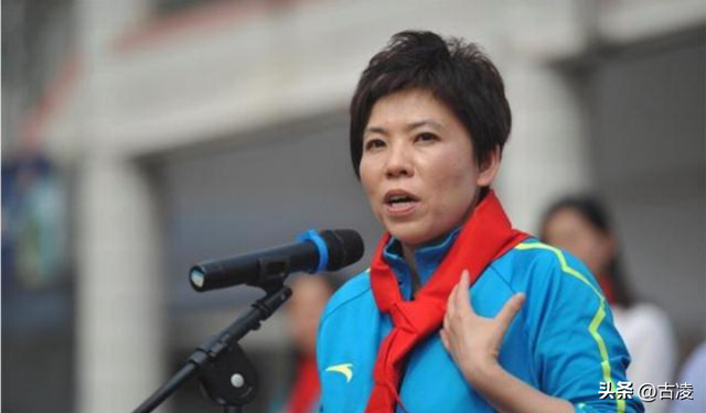 败国家20亿,向洋人下跪,改儿子国籍？"乒坛传奇"邓亚萍用行动破谣