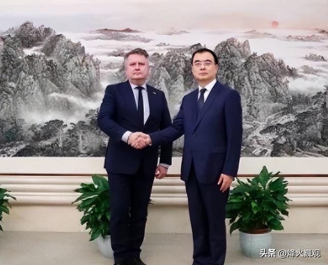 特朗普通告全球，对乌施压，泽连斯基派人赴北京，当面提1个要求