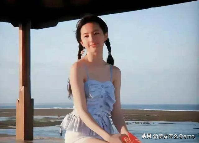 看刘亦菲十七八岁海边照：肚子肉肉太真实，无滤镜的青春感太戳人