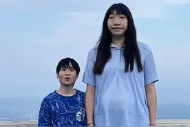 四川女巨人小玥：身高2.20米，爱上身高1.68米重庆小伙，未婚先孕图片