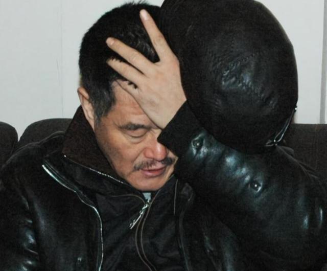 演都不演了？李咏美国下葬7年后	，妻子哈文还是走上了姜昆的老路