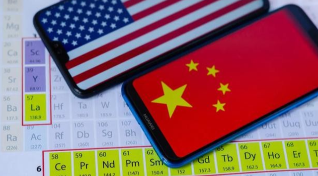 荷兰跟着美国卡中国芯片，中方反手查 ASML，芬洛小镇工人慌了