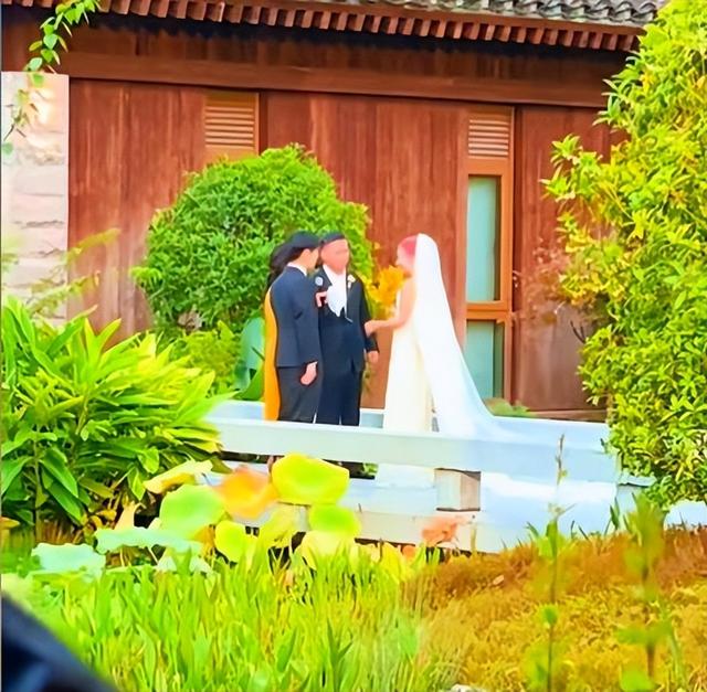 演都不演了！刘欢女儿大婚不到24小时，恶心的一幕出现了