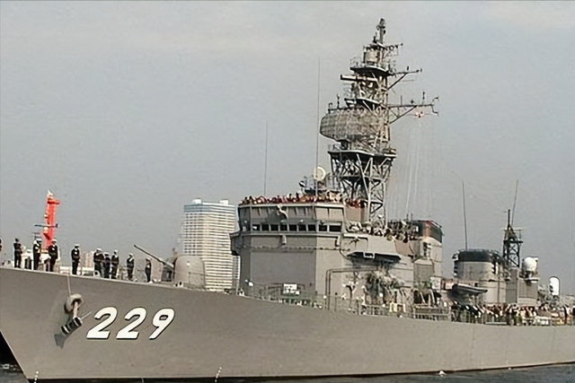 一声不吭造7艘准航母	，美国才发现，真正对手已成闷声干大事的它