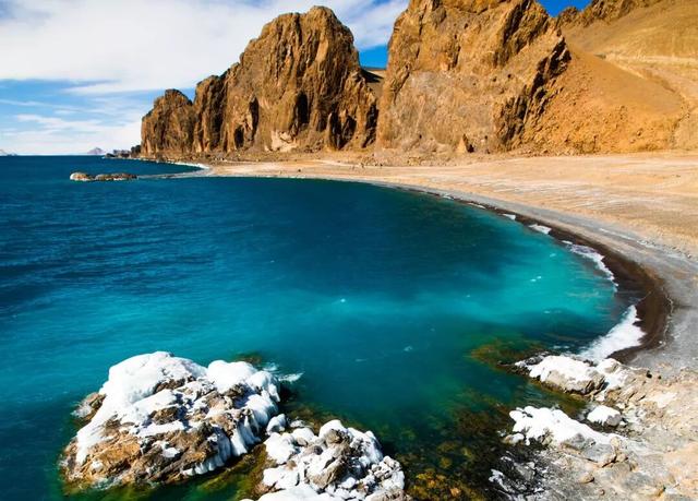 西藏天湖冬日变蓝宝石秘境，千里冰封宛如异星