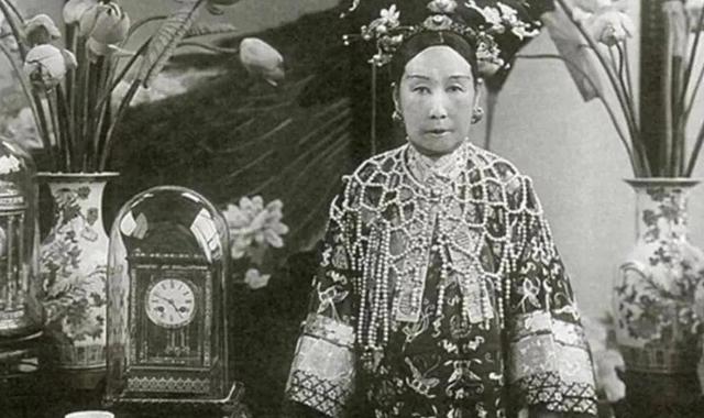 清朝灭亡后，李莲英姐姐才敢说出实情：慈禧其实不是病死的！