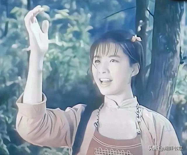 迟蓬在北京面包店被偶遇，她穿着休闲装 头发花白，本人真的好温柔