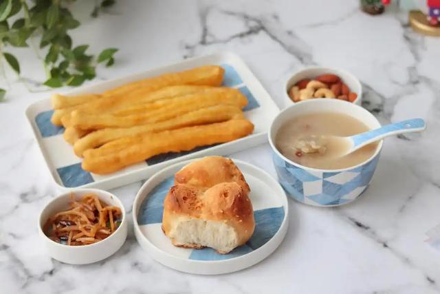 早上九点吃早餐错了?医生建议:过了70岁,早餐要尽量做到这4点