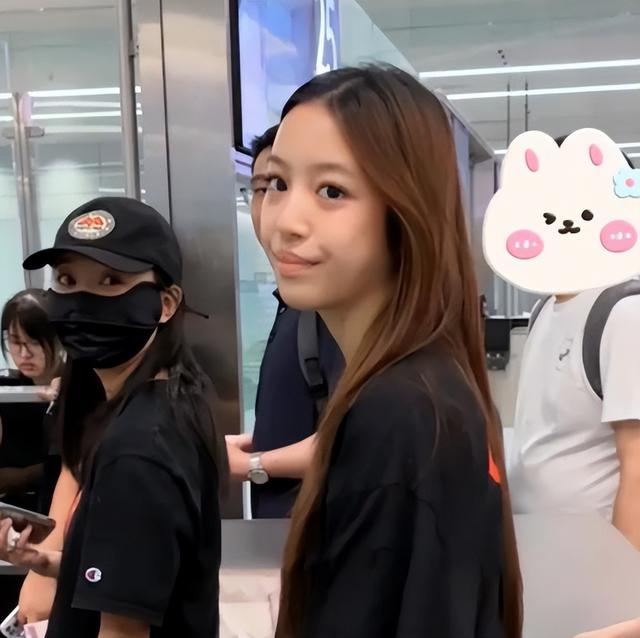 赵薇一家三口旅游回来，75岁母亲打扮时尚，小四月越来越像赵薇了