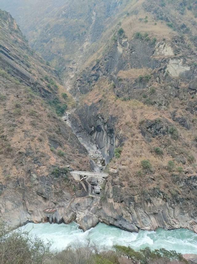 虎跳峡谷中的石头和风口的猪
