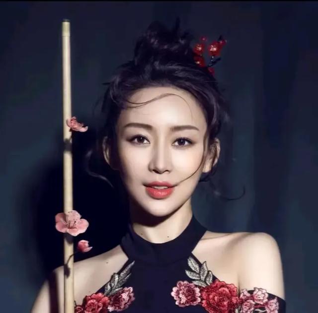女子花式九球打法选手，潘晓婷：写真欣赏。