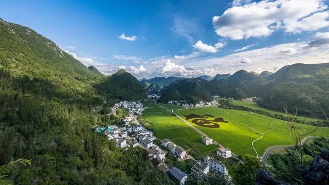 乡游黔中 · 兴义市 半边街村丨云海翻涌万峰巅，星河坠落悬崖居