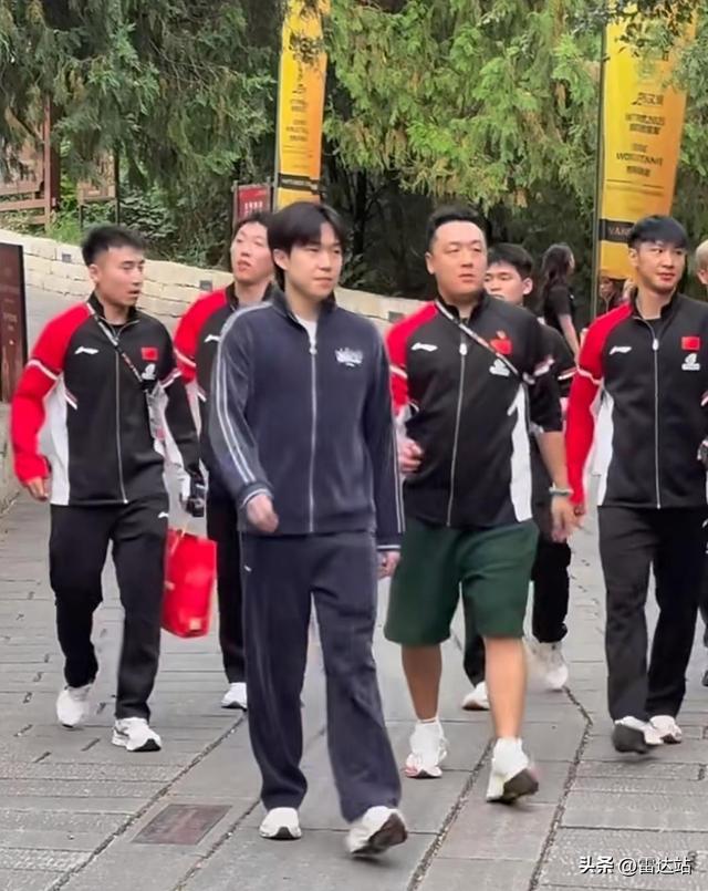 看到主持人，莎莎还是没忍住笑了