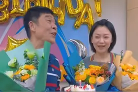 47岁“香兰”丁玲的全家福，老公是她的同乡兼同事，儿子今年17岁图片