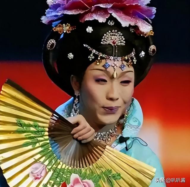 善恶终有报！47岁“跌落神坛”的李玉刚	，终是活成了“跳梁小丑	”