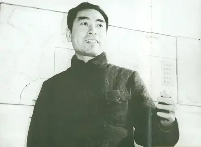 此人两次被开除党籍，多次与周总理争论，周：你给我滚出去