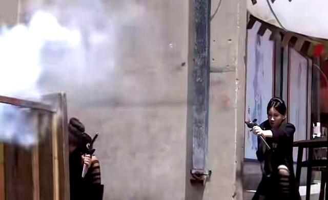 化浓妆上战场，穿短裙打鬼子，抗日神剧中的离谱造型，太辣眼睛了