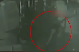 泰国泼水节女子路边分娩弃婴继续狂欢，婴儿不幸身亡图片