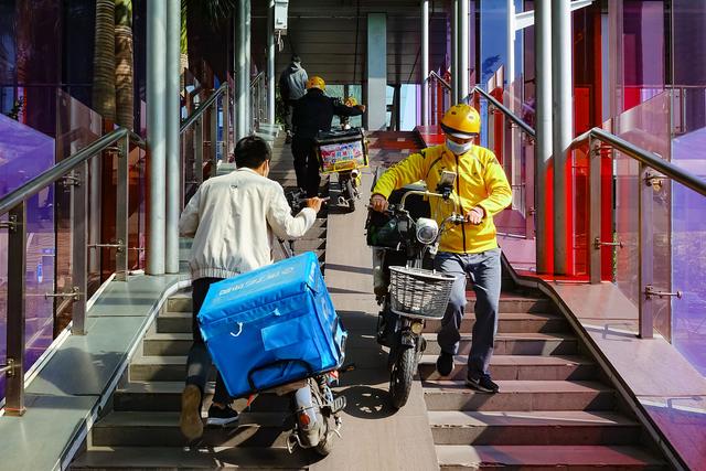 经济增速变缓，曾月入2万高管后改行送外卖，女骑手开始越来越多