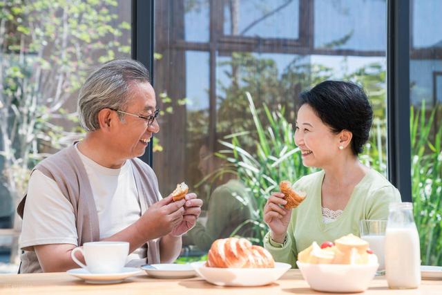 “吃饭七分饱”被推翻了？医生：过了50岁，吃饭尽量要做到这3点