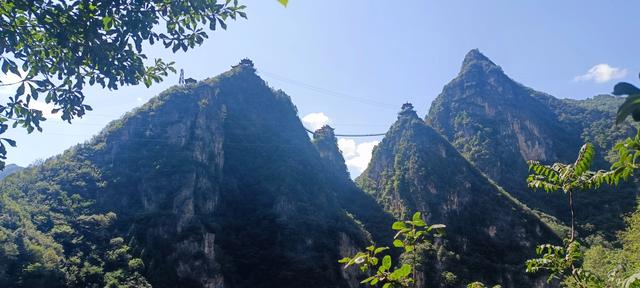两山相对出，孤峰绕白云