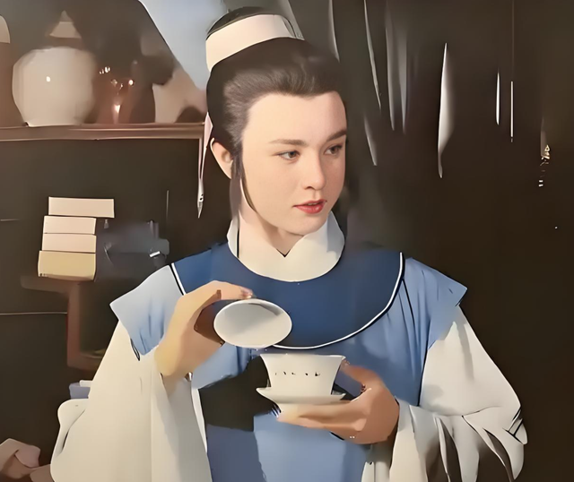 66岁“唐僧”徐少华，大肚腩撑紧西装，和“大脚娘”迟蓬梦幻同框
