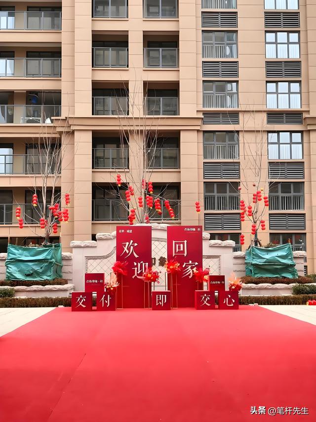 房价下跌谁最痛？富人不怕穷人没事，中产断供仍背巨债