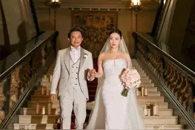 知名歌唱家莫华伦再婚，小30多岁娇妻晒丰满身材，穿超短裙险走光图片