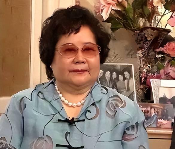 吃里爬外，永不回国？她带领30名演员选择留美，如今年过花甲归来