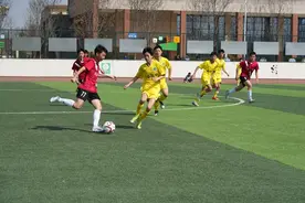 校园足球燃激情 绿荫场上展风采图片