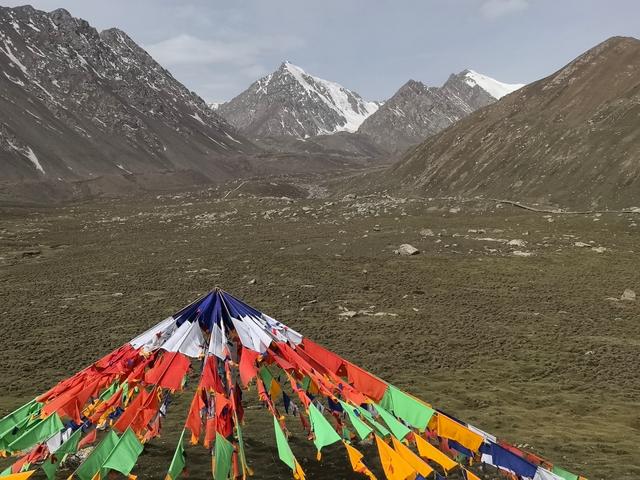 肃南巴尔斯雪山，裕固族的圣山，盘旋山路几十公里才能到达观景点